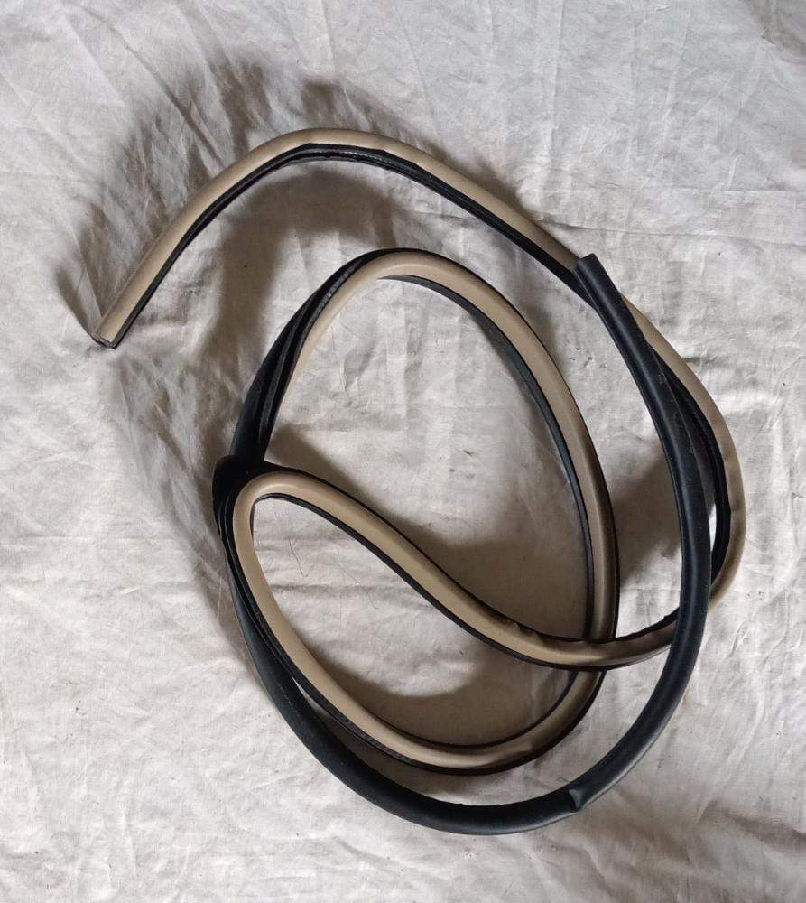 CarTrends Optra front right weatherstrip, vehicle spare part, showing the rubber seal for weatherproofing and door sealing.