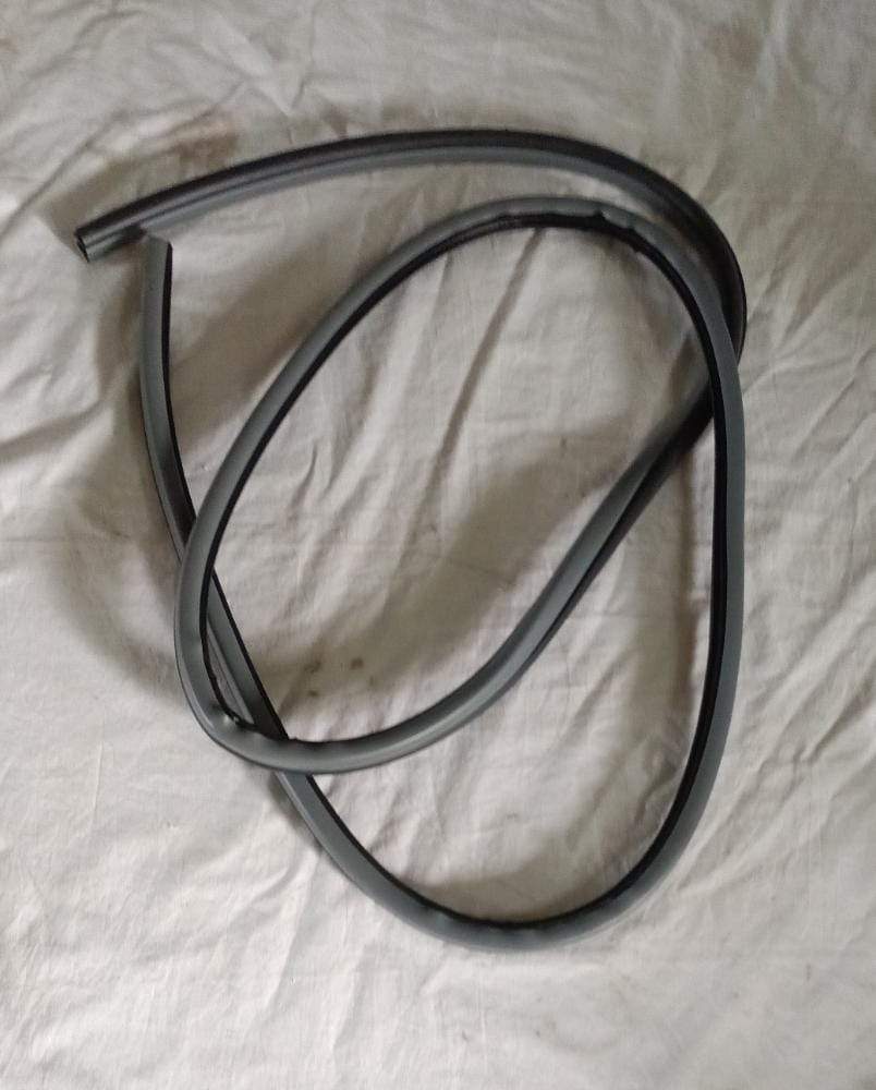 CarTrends weatherstrip for Optra rear right, spare auto part, close-up view showing rubber seal for vehicle weather protection.