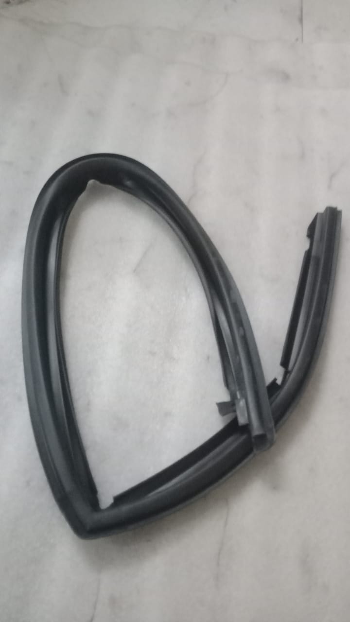 CarTrends J96624083 right side Captiva windshield wiper strip, spare part for vehicle maintenance and replacement.