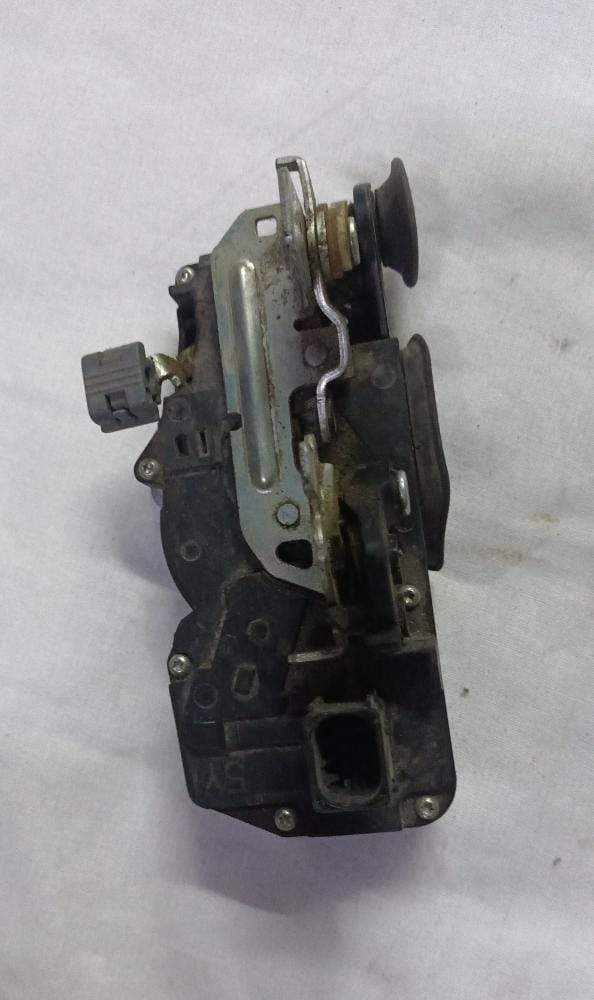 CarTrends rear left door latch for Captiva J96624175, close-up of spare part for vehicle door security and functionality