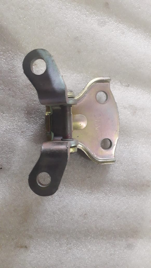 Rear door hinge assembly for Chevrolet Optra right side, CarTrends spare part, durable metal hinge for vehicle repair.