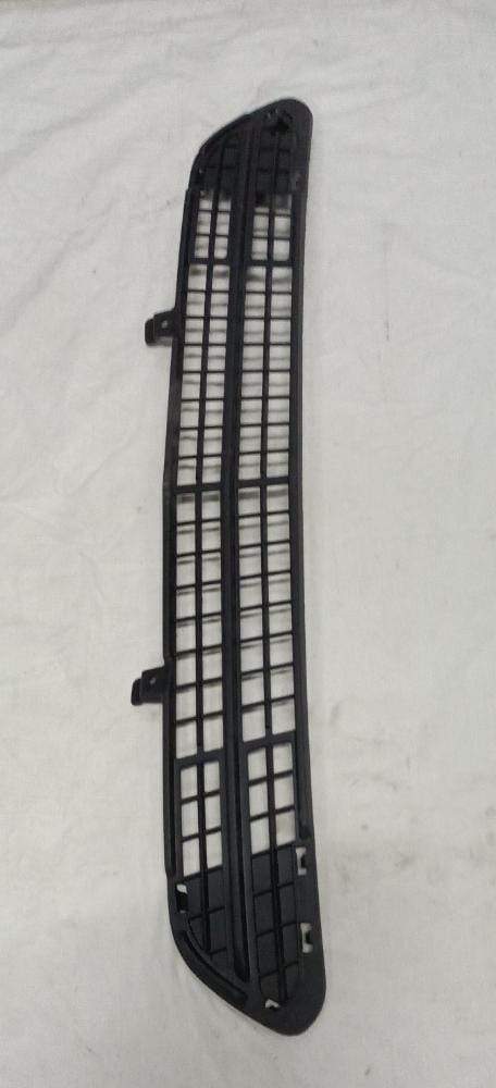 CarTrends lower grille for Chevrolet Cruze J95088063, close-up view of the car's front lower grille in black plastic.
