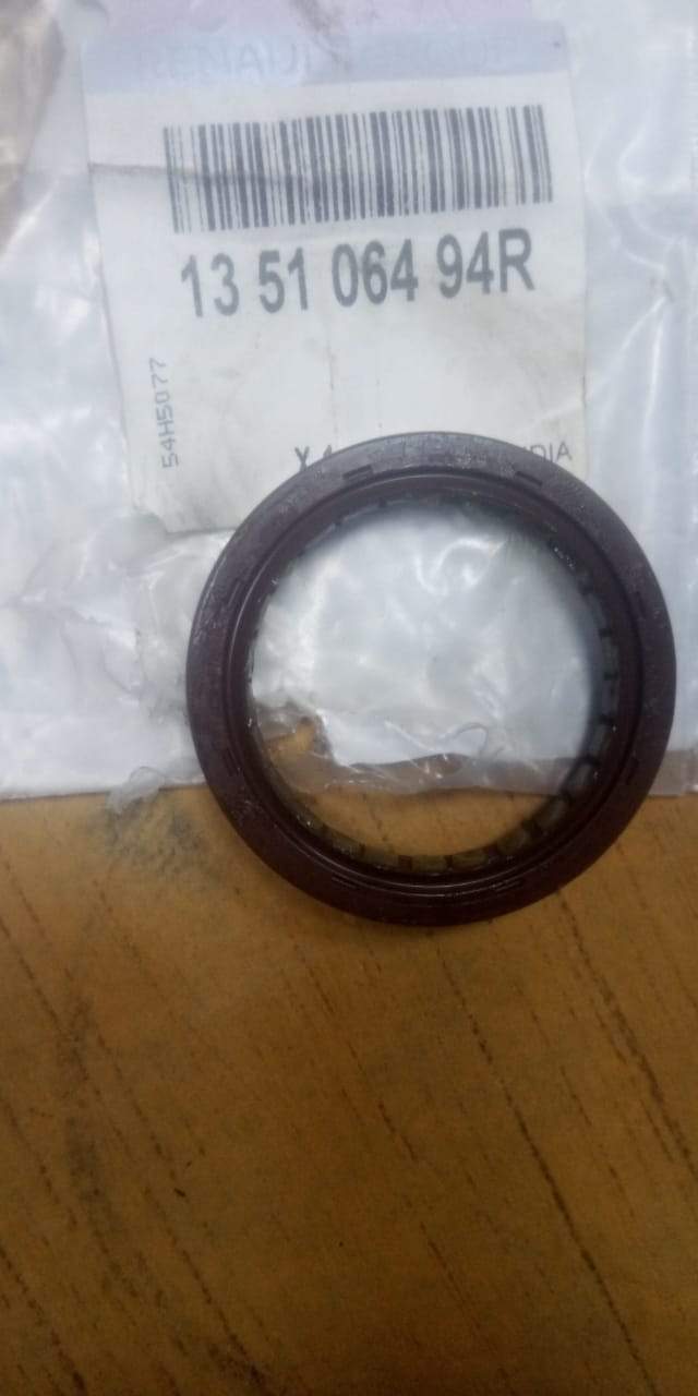 CarTrends oil seal for Renault Kwid, spare part 135106494R, showing the black rubber seal with metal inner ring.