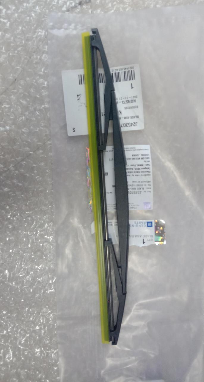 CarTrends rear wiper blade Enjoy J24530793, spare part for vehicle window cleaning, shown on a clean car window.