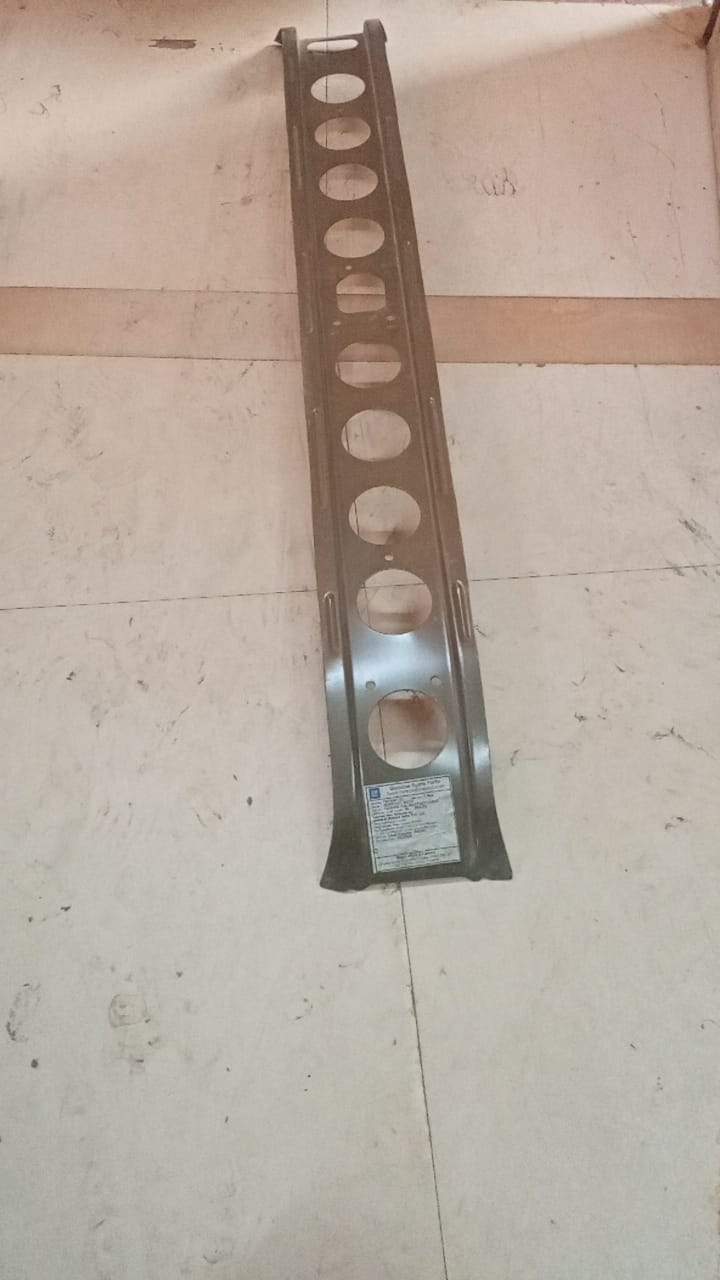 CarTrends roof support patti for Tavera, a spare part shown in the image with mounting hardware and rubber padding.
