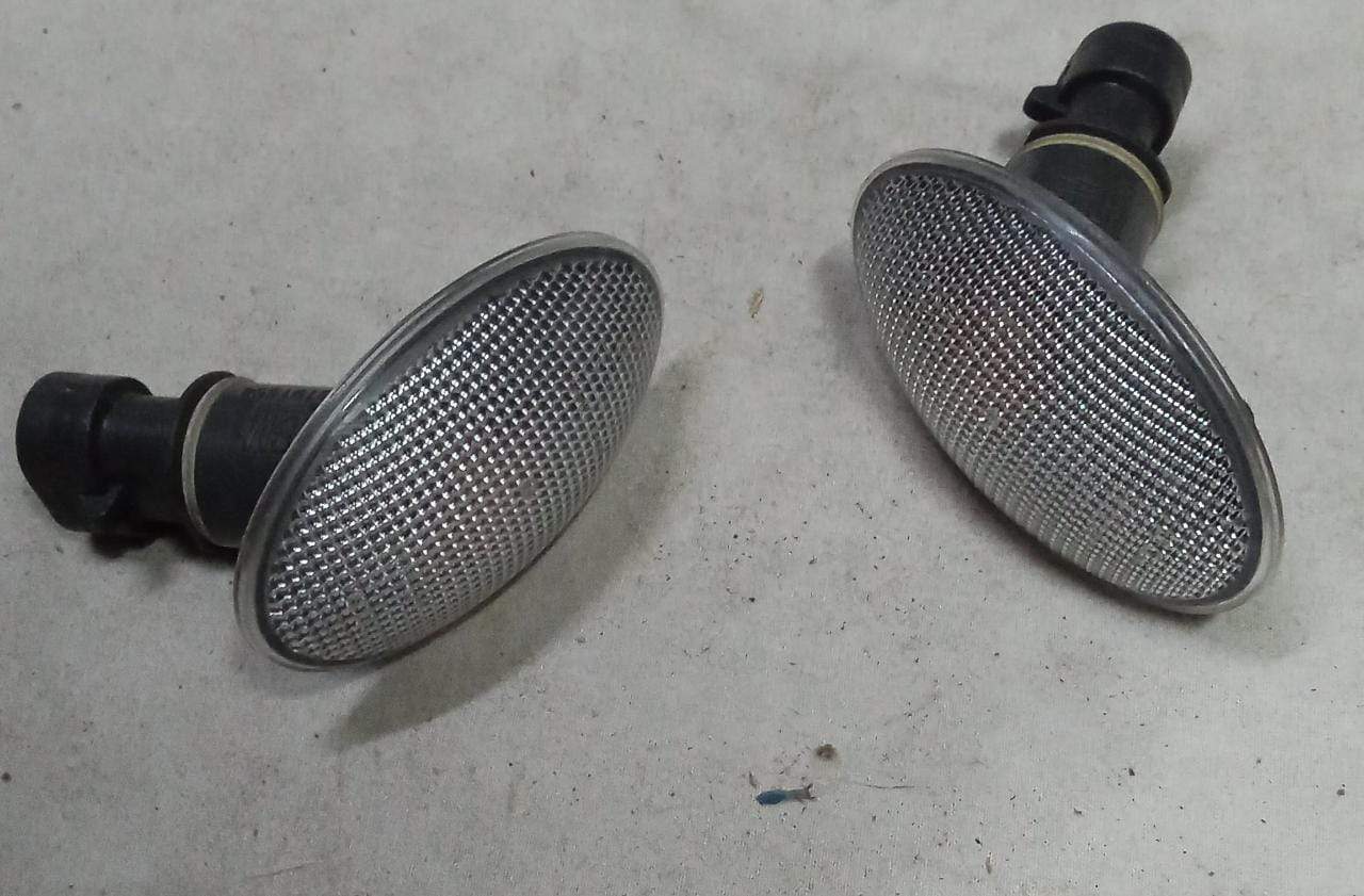 CarTrends Chevrolet Corsa side turn signal lamp, a spare part with clear lens and orange indicator, installed on the vehicle.