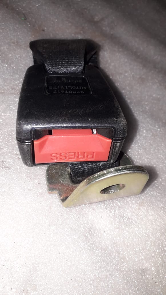 CarTrends rear seat belt buckle spare part for Corsa, close-up view of the genuine vehicle seat belt buckle.