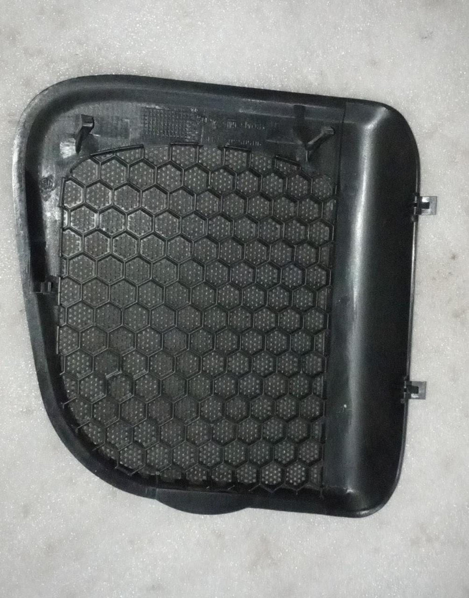 CarTrends rear radio speaker grille cover for Chevrolet Corsa right side, spare part replacement, black plastic design.