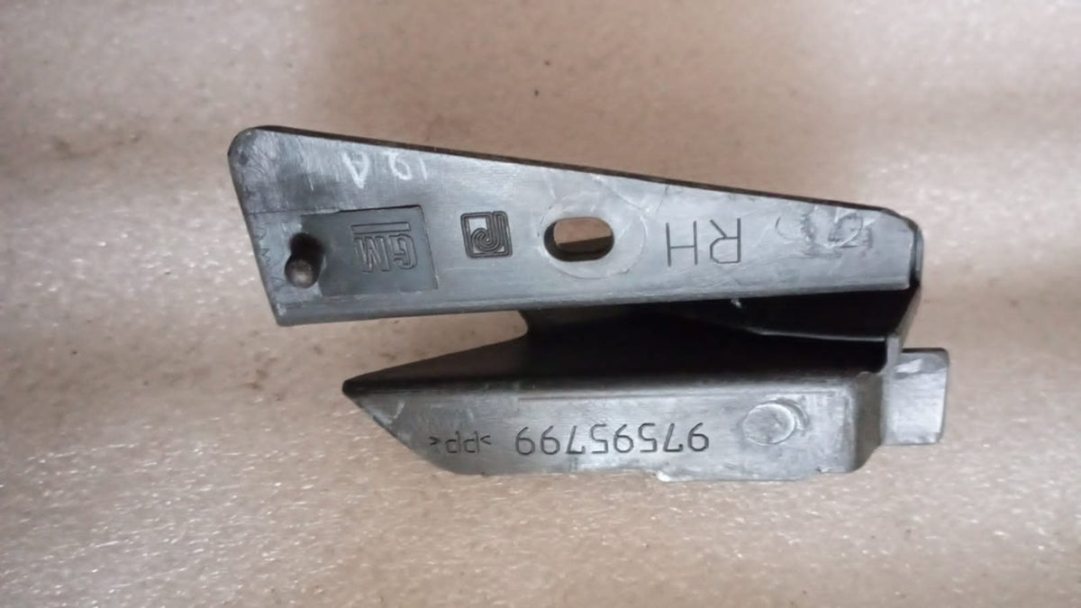 CarTrends Chevrolet Tavera engine hood hinge cover on the right side, spare part for vehicle repair.