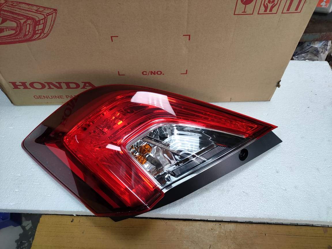 CarTrends tail lamp for Honda Civic 2019, spare part, with clear lens and mounting points, designed for rear lighting.