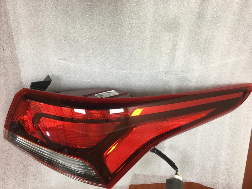CarTrends Verna right-side tail lamp, spare part for Hyundai Verna vehicle, showing the red and clear lens details.