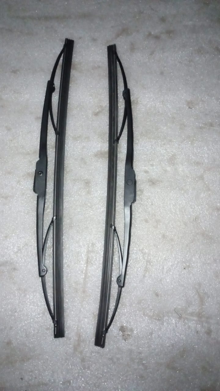 Rear window wiper blade for Chevrolet Corsa by General Motors, showing the blade assembly mounted on the vehicle.