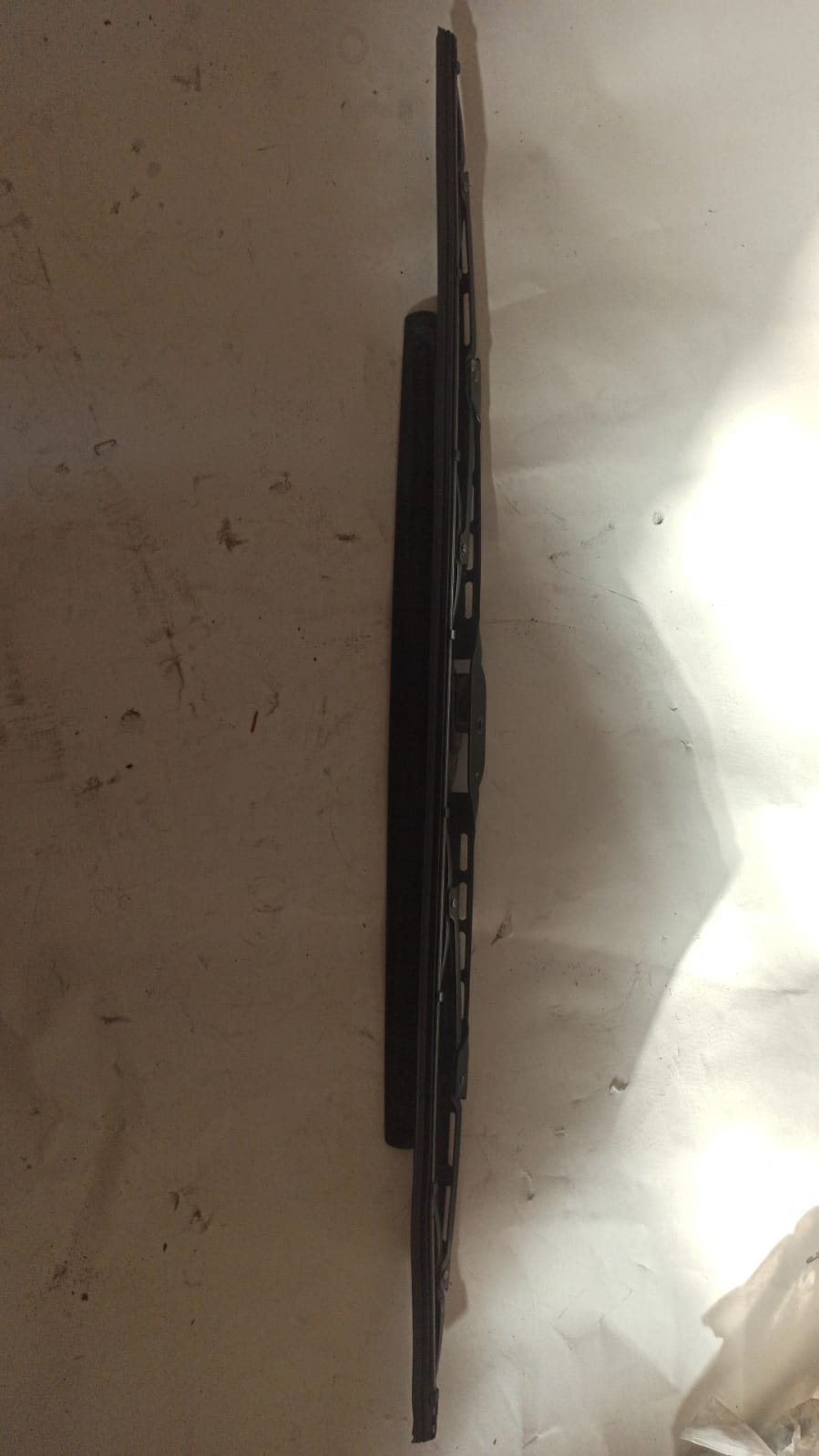 General Motors WSW Cruze J95161608 blade, automotive part for Chevrolet Cruze windshield wiper blade in close-up.