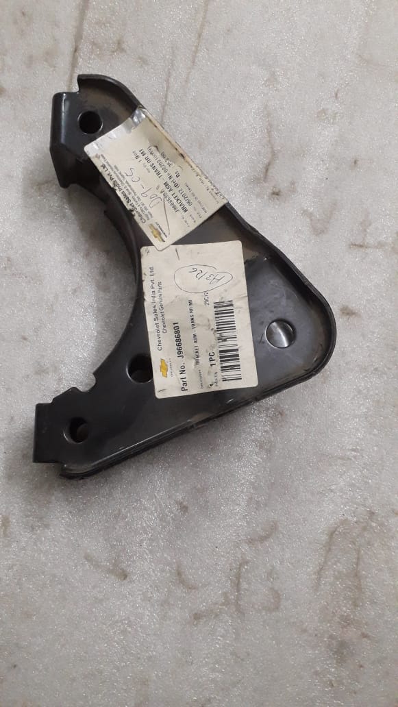 General Motors trans right rear mount bracket assembly for vehicle transmission support, part number J96686801.