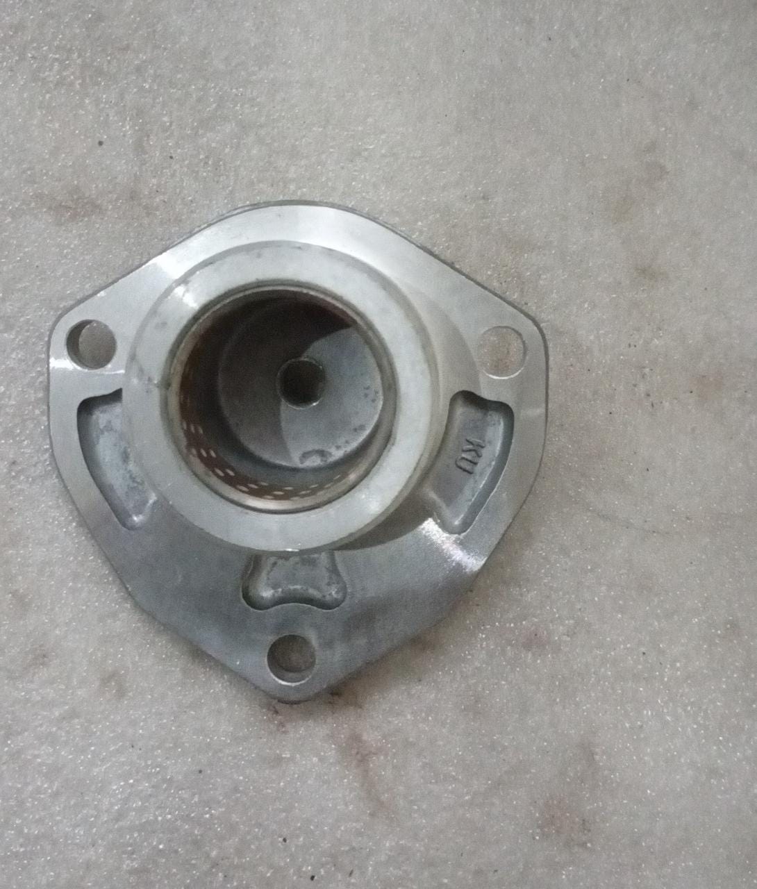 General Motors Tavera side steering unit cover, black plastic component for T97598275 model.