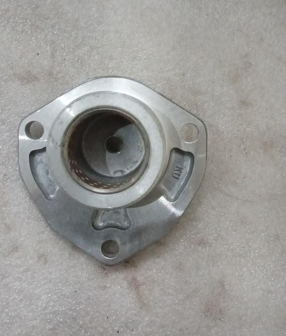 General Motors Tavera side steering unit cover, black plastic component for T97598275 model.