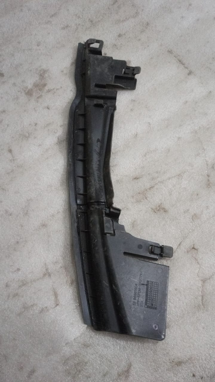 General Motors front interior air duct deflector for Chevrolet Cruze, vehicle part J96981604, shown in the image.