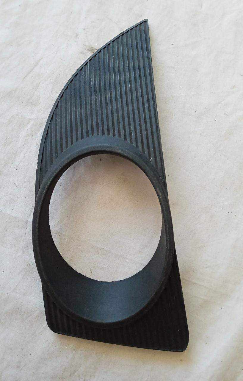Left side fog lamp cover for Chevrolet Optra, manufactured by General Motors, with product code J92196990.