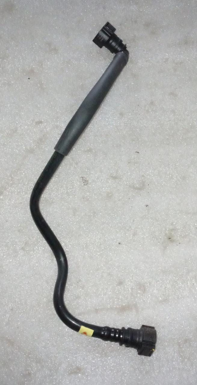 General Motors rear fuel return hose for Captiva, showing the flexible rubber hose with fittings for fuel system connection.