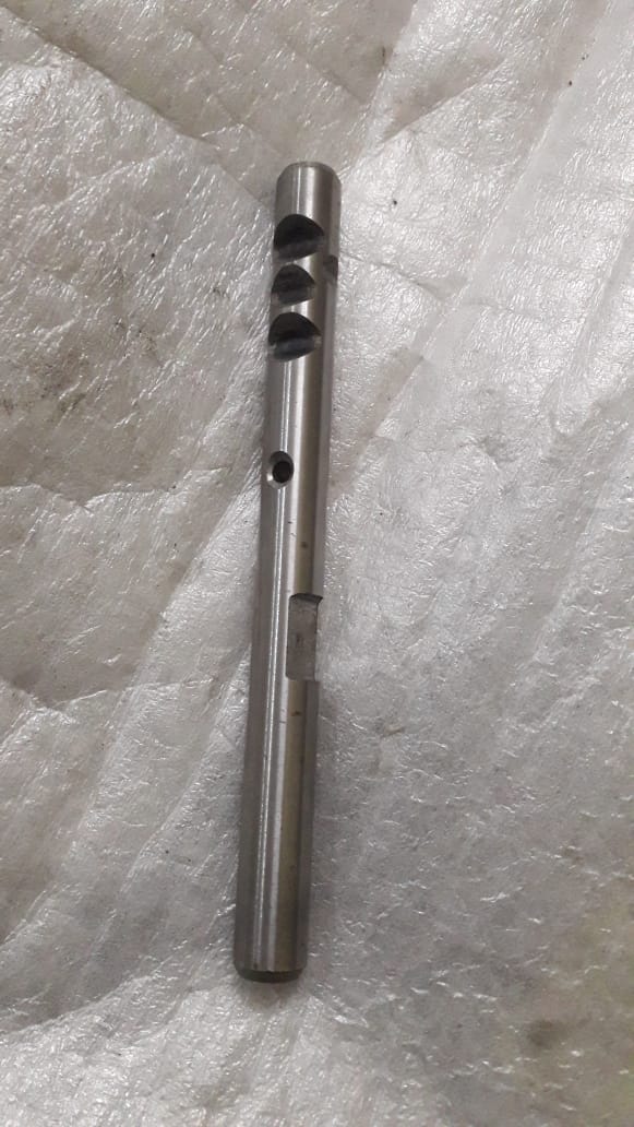 General Motors Tavera 5th gear shift rod revision part, black metal with mounting points, designed for Tavera vehicle transmission.
