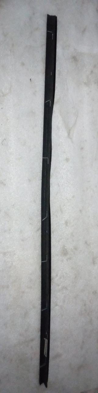 General Motors sealing strip for front right side, made of durable material, designed for vehicle door sealing.
