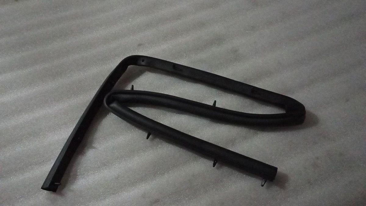 Weatherstrip hood for Chevrolet Optra petrol by General Motors, showing the rubber seal installed on the vehicle hood.