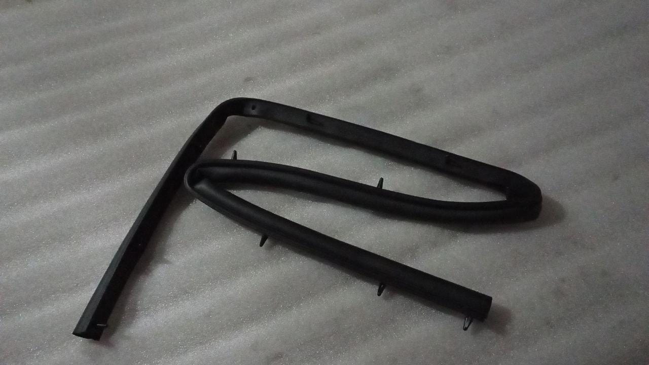 Weatherstrip hood for Chevrolet Optra petrol by General Motors, showing the rubber seal installed on the vehicle hood.