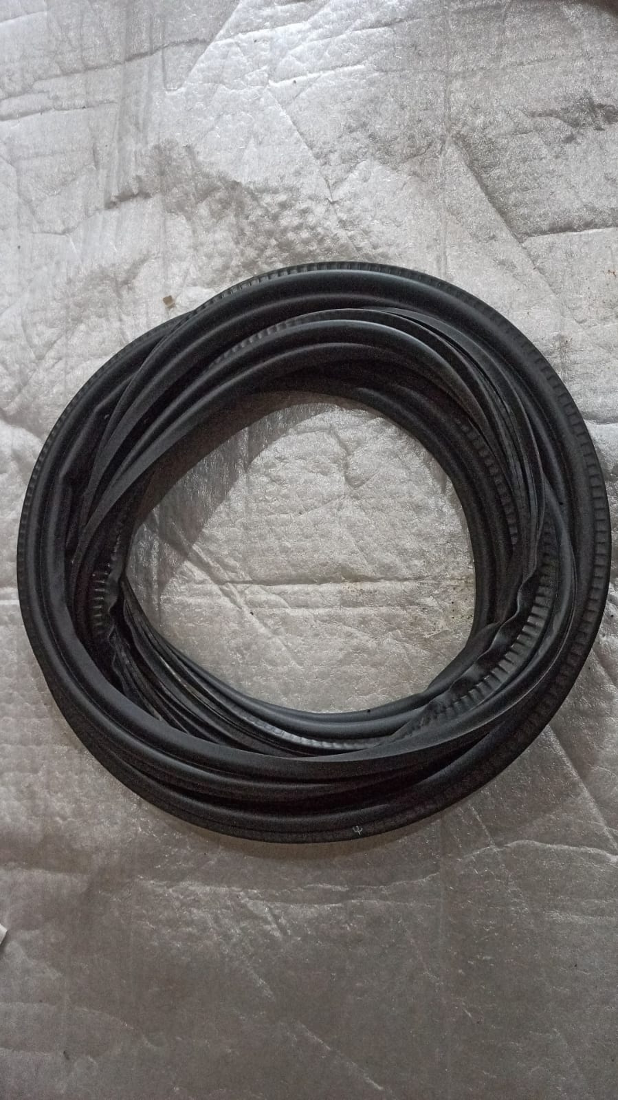 Weatherstrip liftgate for Chevrolet Enjoy by General Motors, durable rubber seal for secure closure and weather protection.