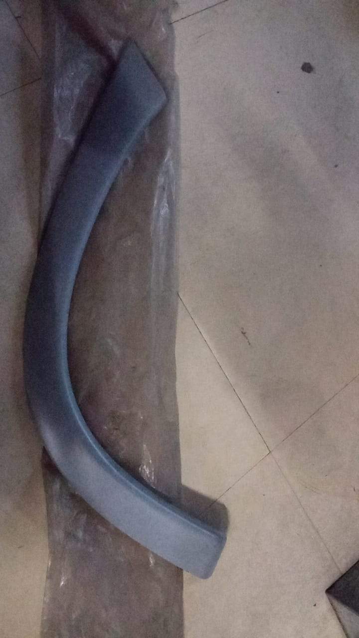 Rear wheel molding for Chevrolet Corsa by General Motors, showcasing the black plastic trim piece on the vehicle's side.