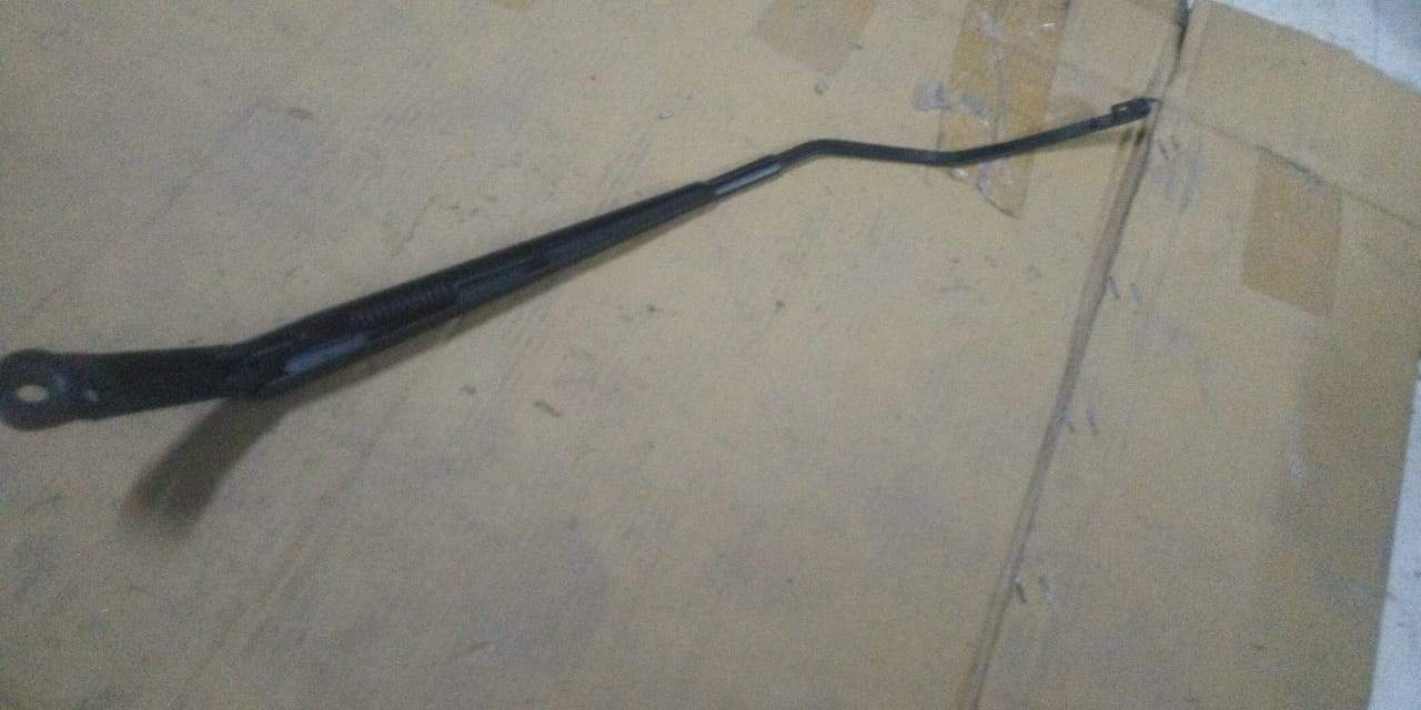 Left wiper arm for Chevrolet Aveo, compatible with J981234L0, made by General Motors, shown in black metal with mounting points.