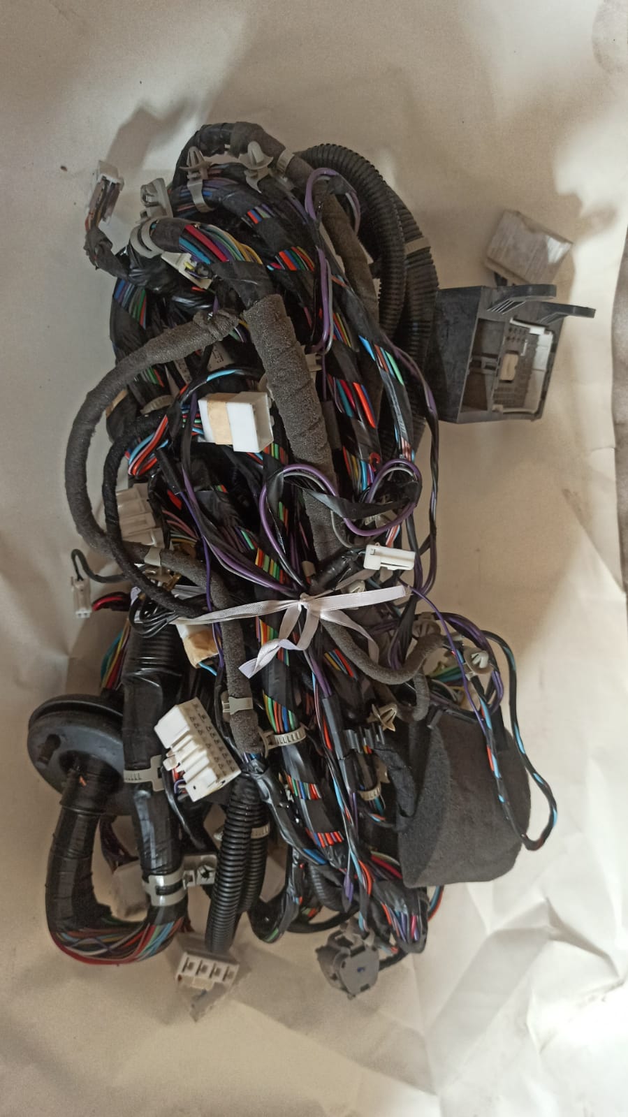 General Motors wiring harness for Opel Optra petrol floor installation, model J982408L0, with detailed connectors and wiring layout.