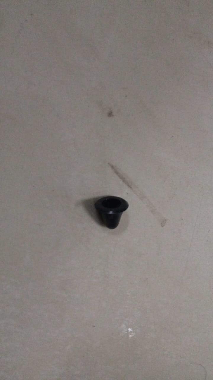 General Motors CLIP AVEO J94530648 spare part, close-up of the black plastic clip for vehicle maintenance or repair.