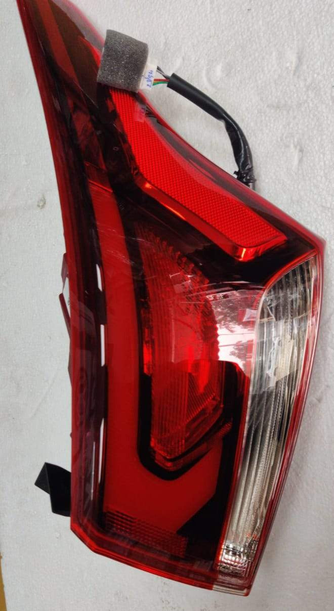 Hyundai Verna tail lamp with clear lens and integrated turn signal, part number 92402H6100, for vehicle lighting.