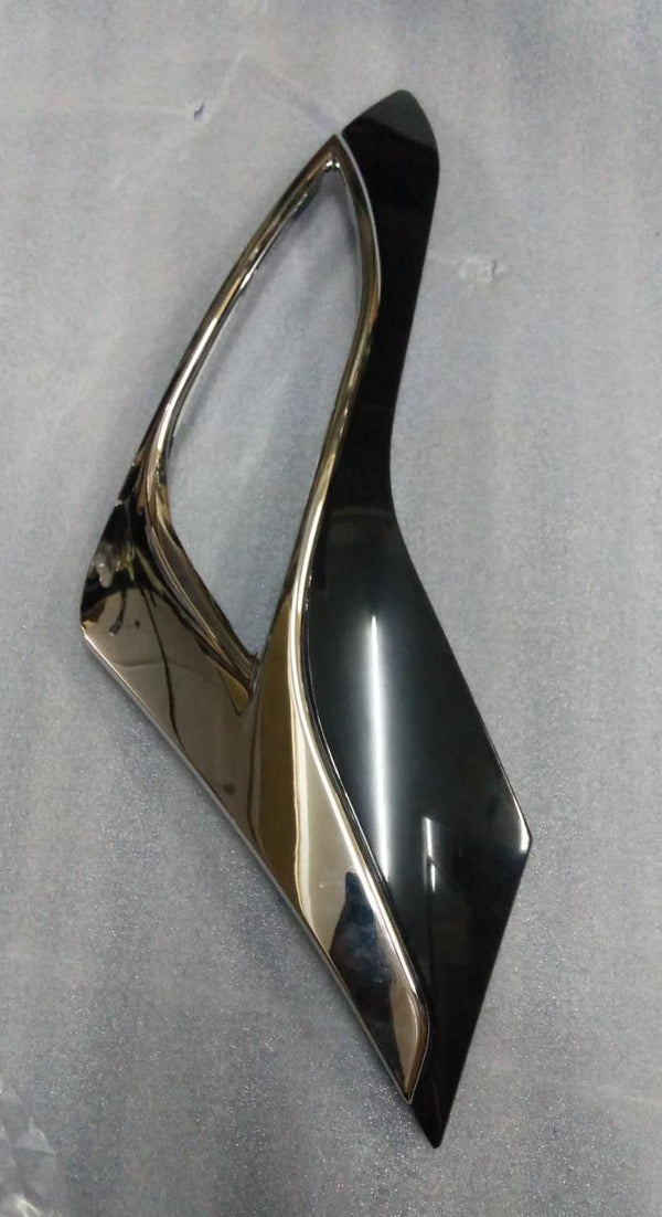 Mahindra XUV 500 fog lamp cover on the left side, compatible with model 0119AAW00770N, designed to fit seamlessly.