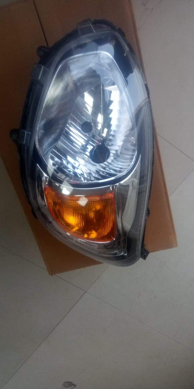 Maruti Suzuki Alto 800 headlamp left side, automotive headlight replacement part with clear lens and mounting bracket.
