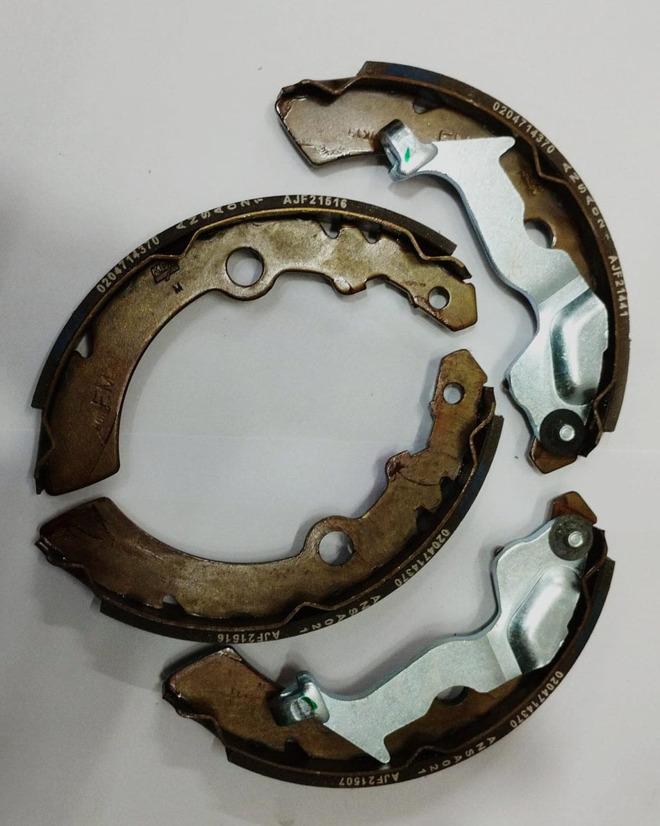 Maruti Suzuki brake shoe set for Waganor vehicle, showing brake shoes and hardware components.