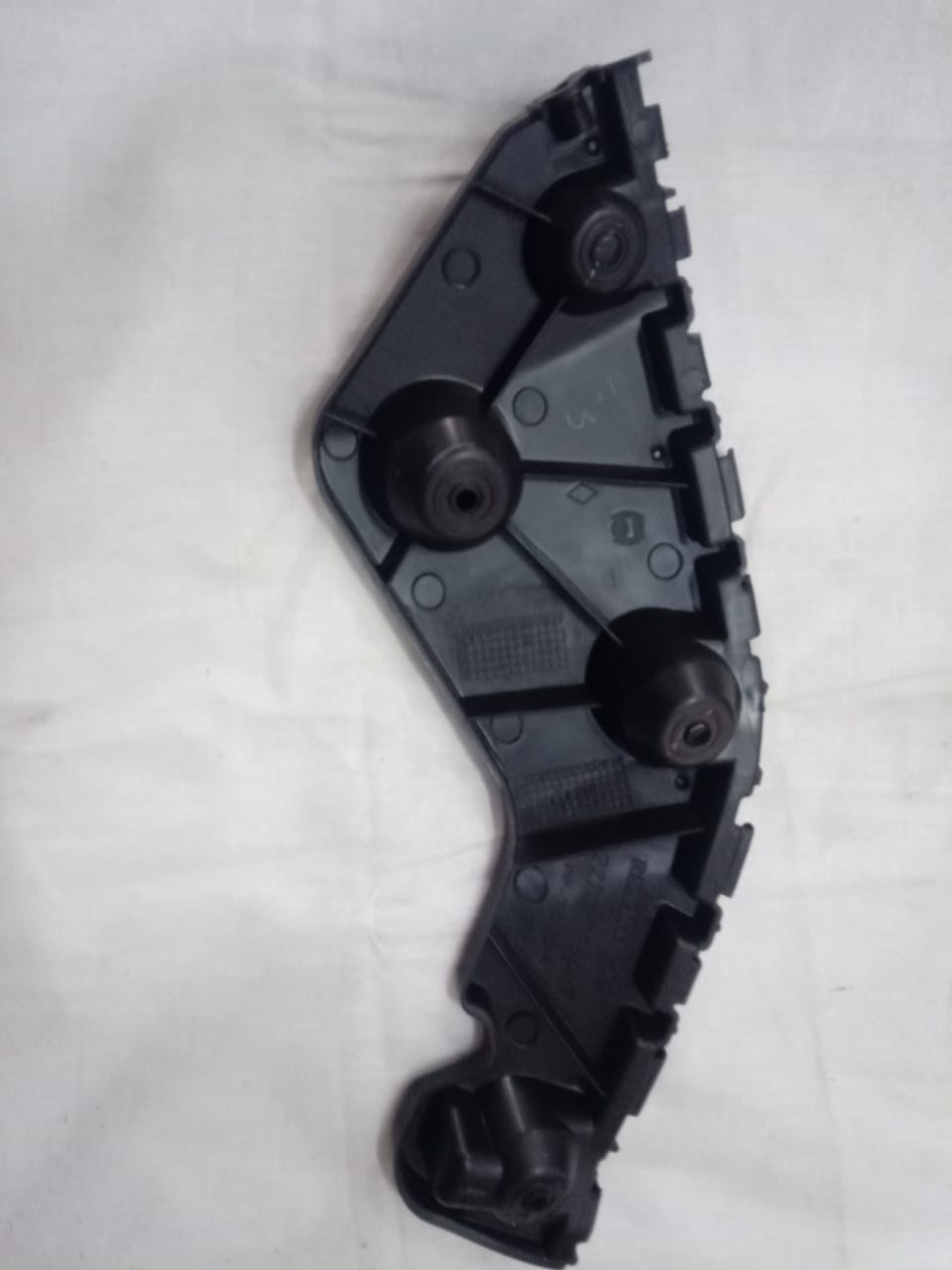 Nissan Duster right rear bumper bracket, part 622200010R, showing the metal mounting component on a neutral background.
