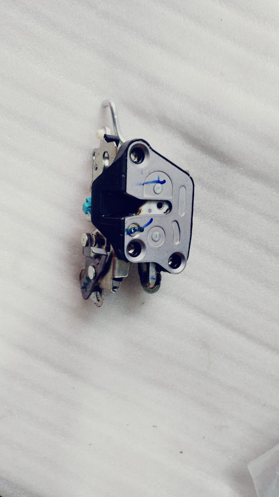 Nissan rear right door lock for Renault RH rear door, part number 825003286R, shown in the image.