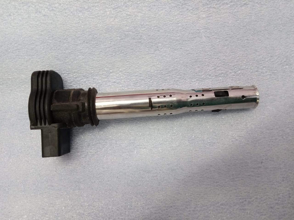 Volkswagen ignition coil Superb 06H905115B, automotive engine component with wiring terminals and coil housing.